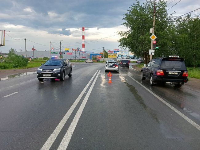 В Ухте пьяный водитель на грузовике врезался в автомобиль Honda Civic